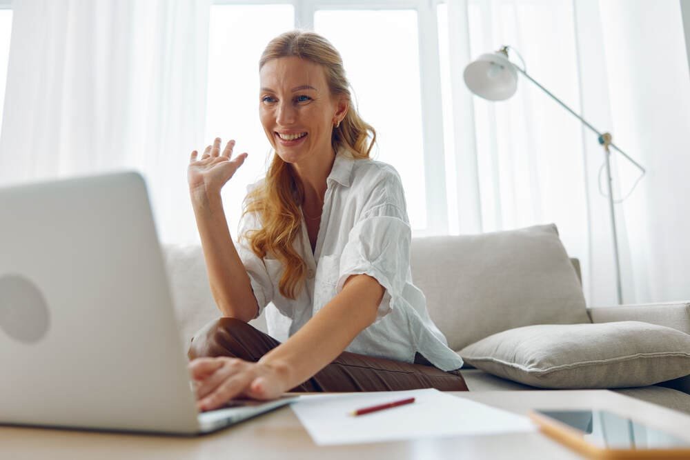 Alumna en una clase de inglés online por videollamada