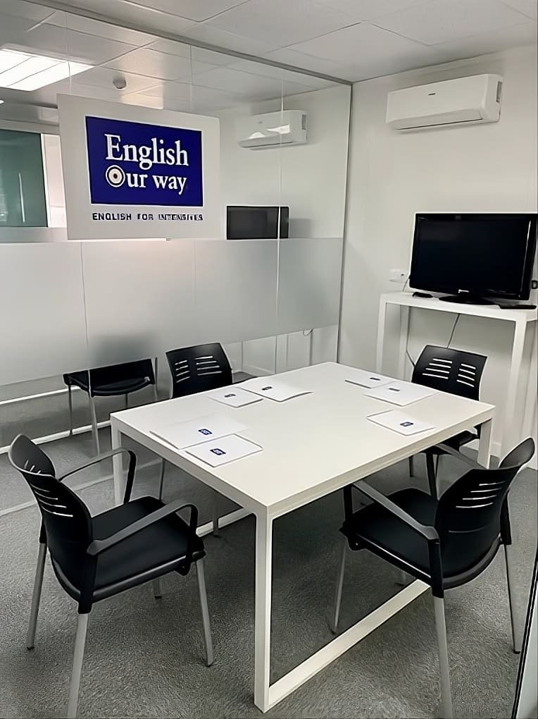 Aula luminosa para clases de inglés en English Our Way