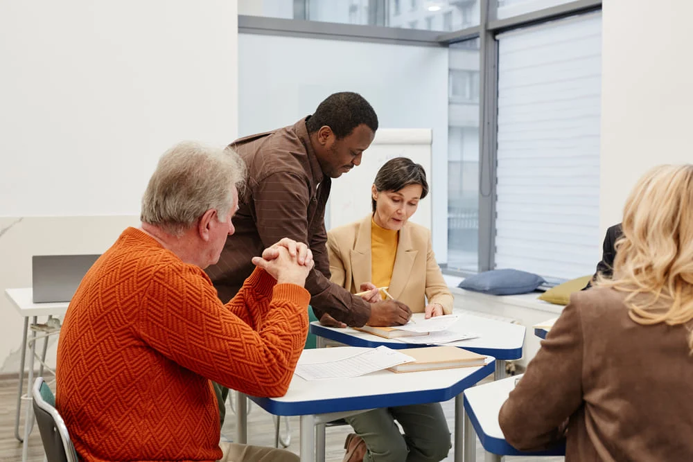 Grupo reducido conversando en una clase de inglés general