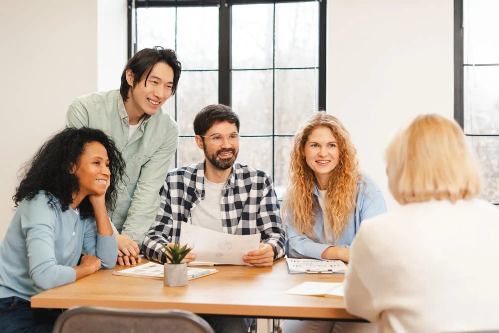 Grupo de cuatro alumnos conversando en inglés