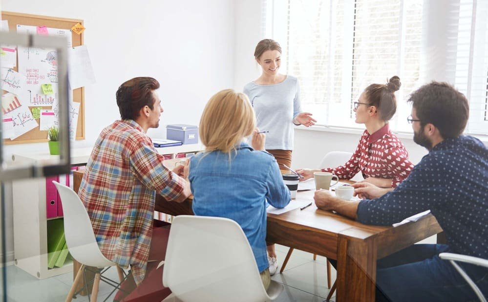 Conversación en inglés con un profesor nativo en una clase de Business English