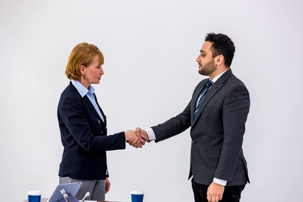 Role play de negociación en una clase de inglés comercial