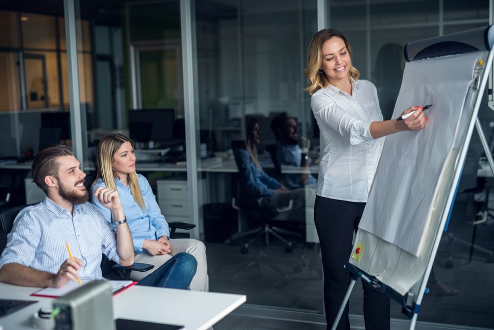 Equipo de empresa en una formación intensiva de inglés